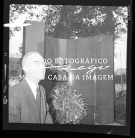Homem e criança junto a monumento comemorativo no Largo José Moreira da Silva