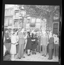 Grupo de pessoas junto a monumento comemorativo no Largo José Moreira da Silva