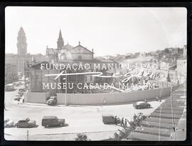 Vista de construção com torre da Câmara Municipal do Porto em fundo