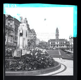 Avenida dos Aliados cum estátua e Câmara Municipal do Porto