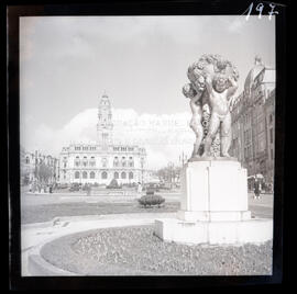 Avenida dos Aliados vista através da estátua dos meninos